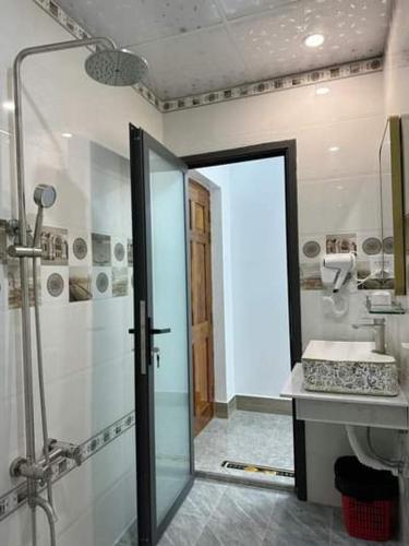 Ένα μπάνιο στο NHÀ NGHỈ LÊ ĐƯỢC 2