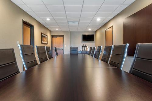 a conference room with a long table and chairs at Comfort Suites Bridgeport - Clarksburg in Bridgeport