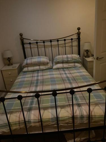 ウィットビーにあるPebblesのベッド(金属製のフレームと枕2つ付)