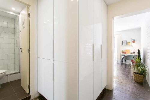 uma casa de banho branca com um WC e um lavatório em Confortável Apartamento Centro da Cidade Univ em Lisboa