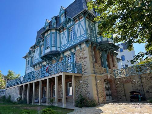 普萊納瓦昂德雷的住宿－Maison Ker Hélios，一座带蓝色阳台的旧房子