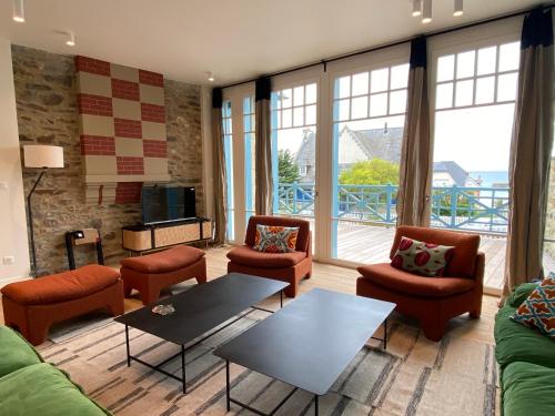 普萊納瓦昂德雷的住宿－Maison Ker Hélios，客厅配有沙发、椅子和桌子