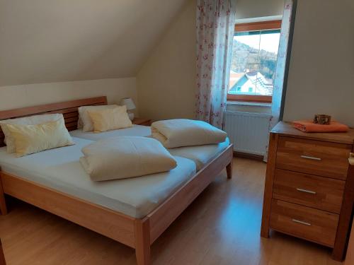 1 dormitorio con 2 camas individuales y ventana en Anna's Home - Ferienwohnungen, en Ratsch an der Weinstraße