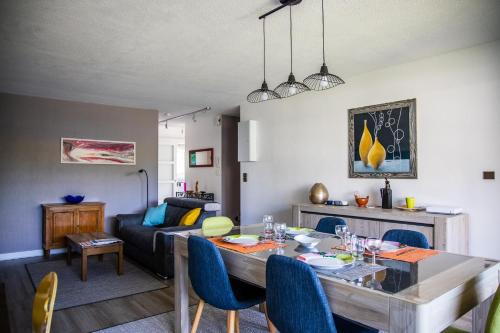 - un salon avec une table à manger et un canapé dans l'établissement L'Abstrait - T3 avec parking à 5 minutes du port, à Vannes