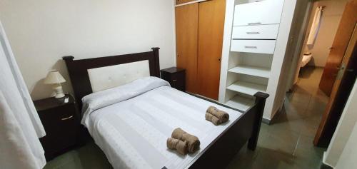 1 dormitorio con 1 cama con 2 toallas en San Lorenzo - Bon Repos en San Miguel de Tucumán