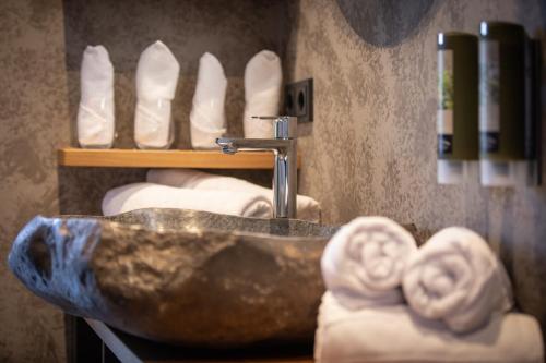 um lavatório de casa de banho com toalhas e uma torneira em Höflehner Premium Eco Lodge em Haus im Ennstal