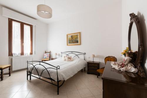 een slaapkamer met een bed, een dressoir en een spiegel bij Casa Gina - Welcome in Italy! in Scandicci