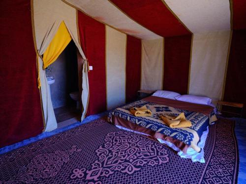 1 dormitorio con 2 camas en una tienda de campaña en Chigaga Luxury Camp en Mhamid