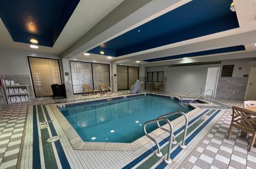 a large swimming pool in a hotel room at Comfort Inn & Suites Kenosha-Pleasant Prairie in Kenosha