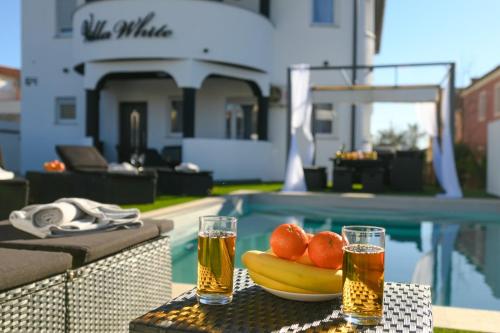 Complex Villa White