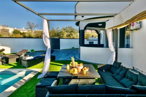 Complex Villa White