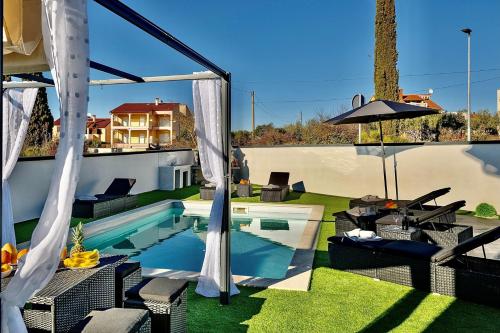 Complex Villa White