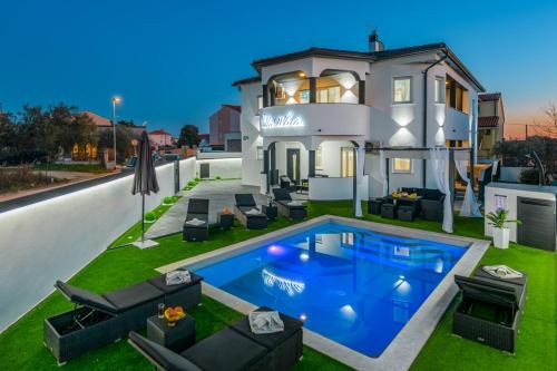 Gallery image of Complex Villa White in Pula