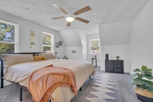 1 dormitorio con 1 cama y ventilador de techo en Lovely Bright Lansing Home 3 Bedrooms / 2 Bathrooms en Lansing