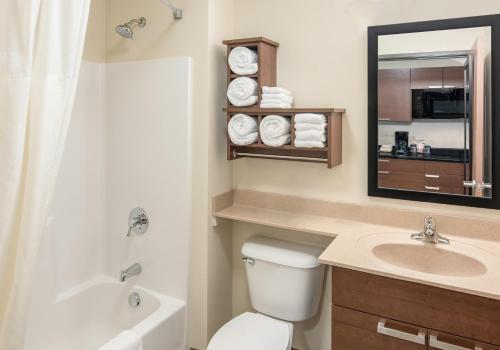 y baño con aseo, lavabo y espejo. en My Place Hotel-Ankeny/Des Moines IA, en Ankeny