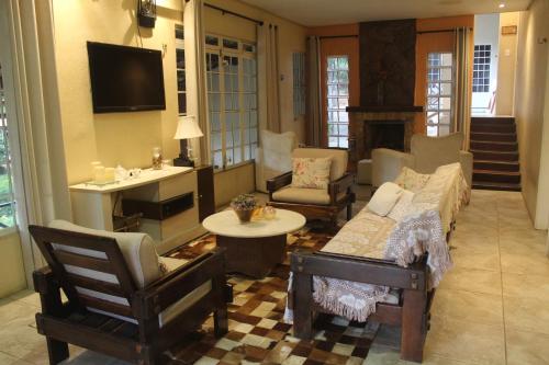 a living room with a couch and a table at Pousada e Bistrô Estância Monte Horebe in Mulungu