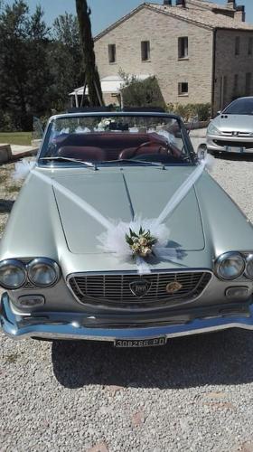 a silver car with a wedding veil on the hood at The Cherry House, Apartamento Monterosa in Petritoli