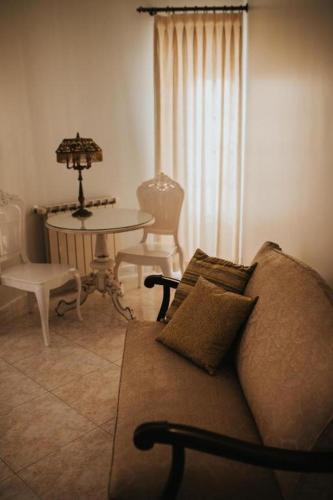 a living room with a couch and a table at flamingos rio in Montijo