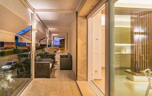 un corridoio di un edificio con sedie e tavoli di Sea Holidays Apartment a Marina di Pietrasanta