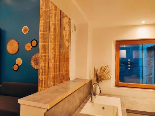La salle de bains est pourvue d'un lavabo et d'une fenêtre. dans l'établissement Maison chaleureuse située à Saumur, à Saumur