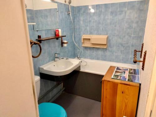 a bathroom with a sink and a bath tub and a sink at Studio au pied des pistes in Enchastrayes