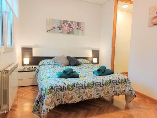 - une chambre avec un lit et 2 serviettes dans l'établissement APARTAMENTOS TURISTICOS SEVIRO Madrid, à Madrid