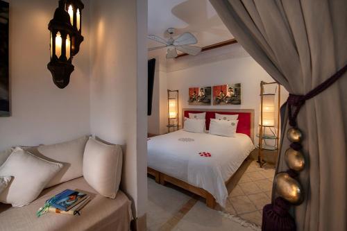 Postel nebo postele na pokoji v ubytování Riad Dar Justo Hotel Boutique & Spa