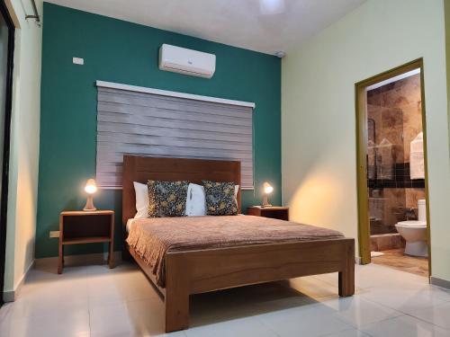 um quarto com uma cama e 2 candeeiros nas mesas em Hotel La Casona MC em La Romana