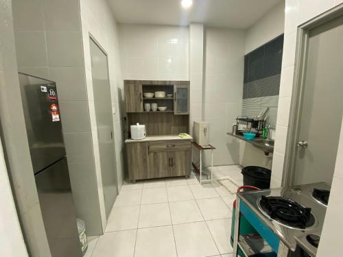 Elle comprend une petite cuisine équipée d'un évier et d'un réfrigérateur. dans l'établissement The Vista Apartment @ Demak Laut, à Kuching