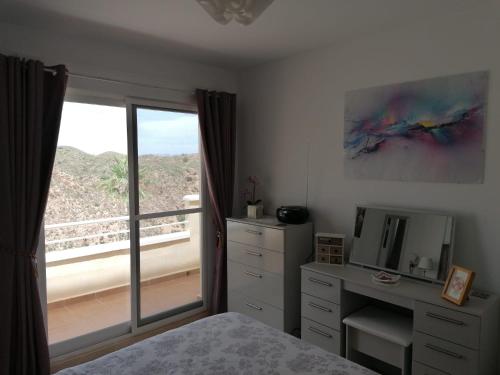 una camera con letto, scrivania e finestra di Exquisite modern 2-Bed House in El Pinar de Bedar a Bédar