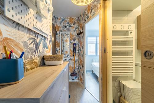 - une petite cuisine avec un comptoir en bois dans l'établissement Charmant appartement à 500m de la plage, à Les Sables-dʼOlonne