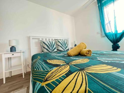 un lit avec deux ours en peluche au-dessus dans l'établissement La Rayon'Nantes, à Carquefou