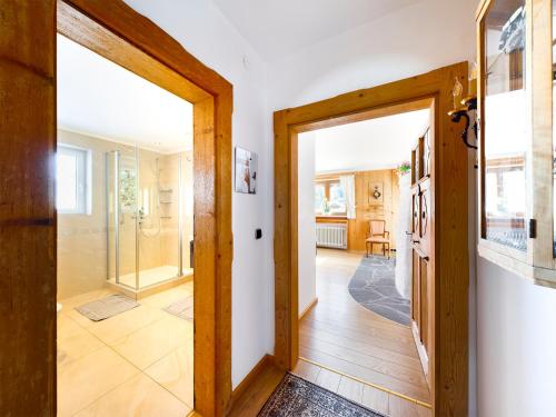 een hal met een deur naar een kamer bij Schnitzerstube in Mittenwald