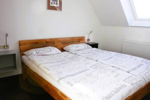 um quarto com uma cama grande e uma cabeceira em madeira em Ferienwohnung Die Himmlische em Kleve