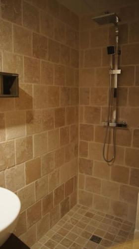 une salle de bain avec une douche avec des toilettes et un lavabo dans l'établissement Les Pierres Blondes, à Montpeyroux