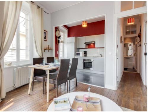 une cuisine et une salle à manger avec une table et des chaises dans l'établissement Oleta, à Dinard