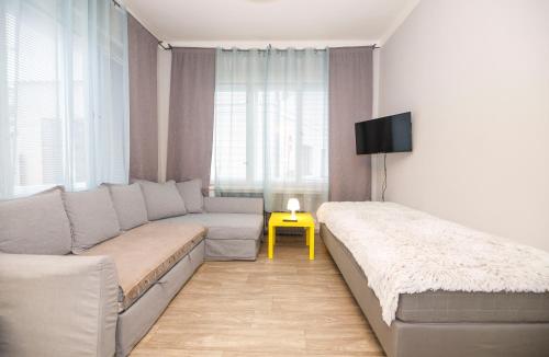 sala de estar con sofá y mesa amarilla en Libušina Villa en Kutná Hora