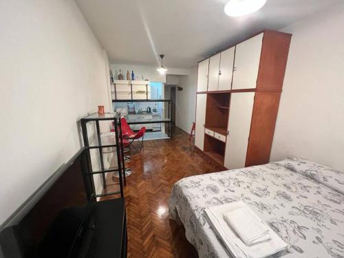 Habitación pequeña con cama y escritorio. en Studio French I - Recoleta en Buenos Aires
