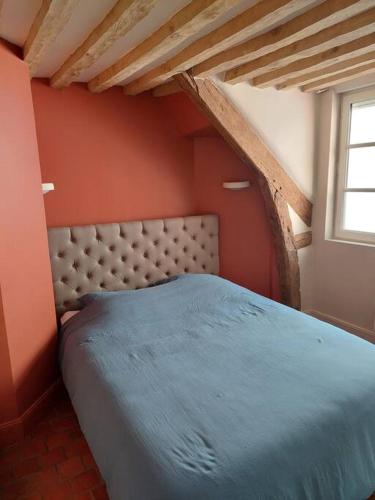 Un dormitorio con una cama azul y un ático en Un Brin de folie dans le centre de Honfleur en Honfleur