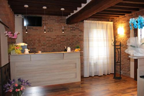 una cucina con bancone e muro di mattoni di Albergo Da Ca' Vecia a Spilamberto