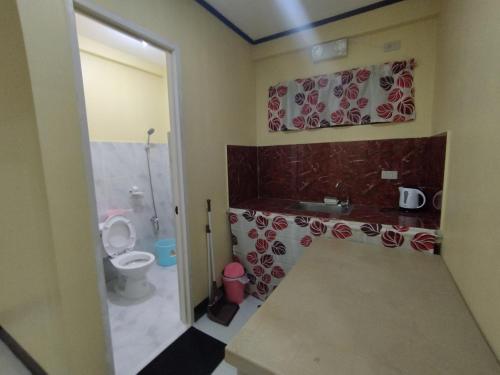 y baño con aseo y lavamanos. en 30pax-Jumongs Transient Inn, en Bantay