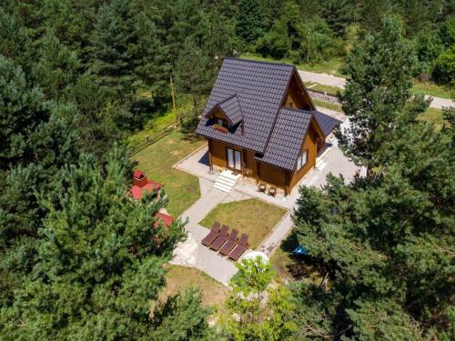 uma vista superior de uma casa na floresta em Apartments Plitvice forest em Korenica