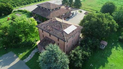 una vista sul soffitto di una grande casa in mattoni con alberi di Albergo Da Ca' Vecia a Spilamberto