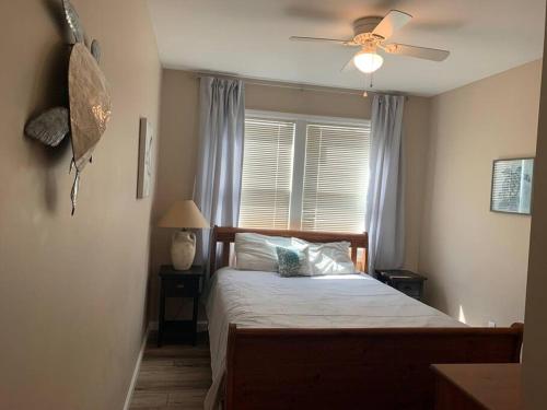 Un pat sau paturi într-o cameră la The Boathouse- 2 Apartments in 1 With Game Room!
