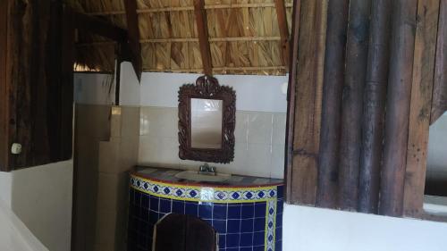 希伯萊特沙灘的住宿－Shambhala Visión，一间带水槽和镜子的浴室