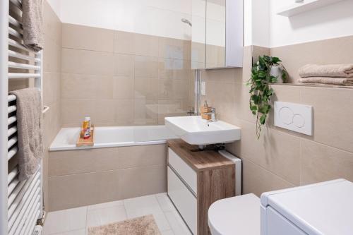 Ένα μπάνιο στο Moderne 2-Zimmer-Wohnung mit atemberaubender Skyline Aussicht auf Frankfurt!