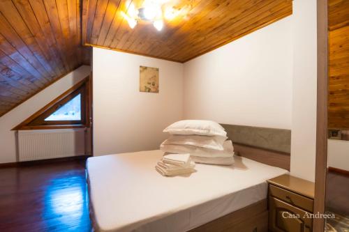 Ένα ή περισσότερα κρεβάτια σε δωμάτιο στο Casa Andreea