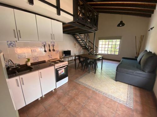 cocina y sala de estar con sofá y mesa en Luxury Loft en Mendoza