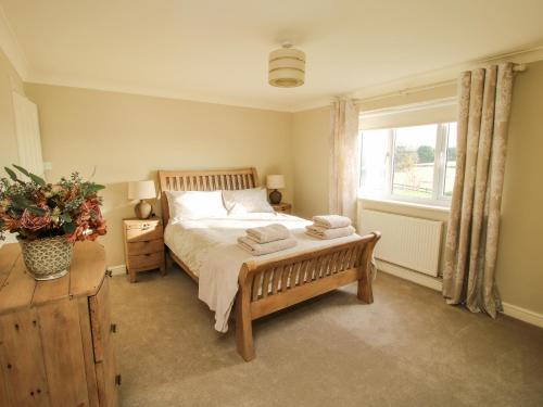 Schlafzimmer mit einem Bett und einem Fenster in der Unterkunft The Marshes in Welshpool