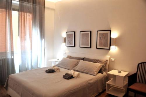a bedroom with a bed with two stuffed animals on it at Casa con giardinetto al centro di Roma in Rome